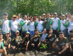 Wamen LHK Tanam Mangrove Bersama Masyarakat di Sulawesi Utara