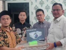 Kunjungi SMAN 2 Gunung Putri, Anton Sukartono Suratto Sumbang Laptop