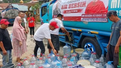 Hadapi Dampak Kemarau, Doni Maradona Hutabarat Distribusikan 8.300 Liter Air Bersih ke 3 Desa di Ciherang